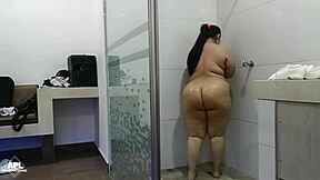 Chupa mi verga gorda nalgona mientras nos duchamos hasta corrernos juntos?