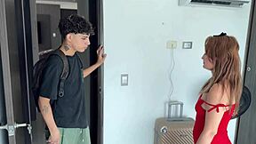 ¡Madrastra Compartiendo Cama De Hotel Con Hijastro En Acción!