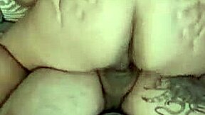 rebotando mi culo en verga gruesa con mi marido tatuado