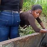 Africká kráska láka abokiho do krovia na divoký miestny sex