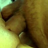 Britisk babe forfører gammel mand for varm sædfodring i strømper