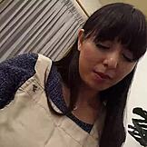 アジアン熟女がパンティで男を捕まえてフェラを手伝う