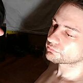 لا أستطيع التوقف عن لعق وجه أبي غير الشقيق بطريقة فوضوية في HD!