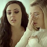 Szűz mostohatestvér lovagol bekötött szemmel Whitney Wrighttal és Carolina Sweetsszel.