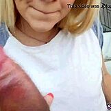 Mladi 18+ par se bori za pušenje u spavaćoj sobi