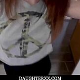 Заварената дъщеря Athena Raynes получава плътната си цепка разтворена широко от дебелия кур на заварения татко в табу фантазия