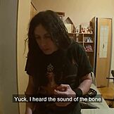 ¡Por fin, conseguimos un trío caliente con amateurs morenas salvajes!