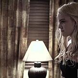 Kenna James rasa nikmat sengit semasa Peeping Tom tengok tetek besarnya melompat semasa kongkek pantat hardcore