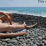 Umm, heißer Handjob von Fremden am wilden Nacktstrand, so riskant!