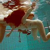 Två heta ryska babes simmar nakna i poolen, njuter av varje stänk. Deras tighta kroppar skiner i solen.