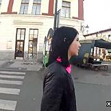 Hei, lihat cowok ini bantu cek selaput dara cewek perawan