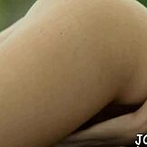 מתוקה בת 18+ נהנית מצעצועים אינטנסיביים עם אצבעות עדינות בבית