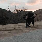 La shemale blonde poing la chatte de sa copine en action hardcore