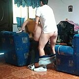 Mislila je, da ni nikogar doma in se fukala s svojim fantom