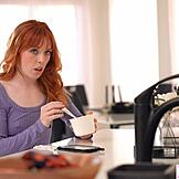 Wow! Lilla Madi Collins längtar efter stor kuk från styvbror!