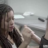 Orvos basz egy ében csajt miközben játssza a punciját