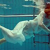 Kijk naar Diana's grote kont en tieten onderwater