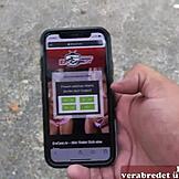 Немачка плавуша са наочарима у најлонкама покupljena на улици и одведена на прљаву забаву