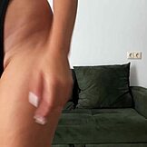 Szerény kis csaj elveszíti szüzességét a vad pornó castingon 😲