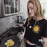 Vau! Kiero vanha mies leikkii viattoman tyttären kanssa nyt!