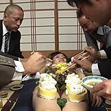 일본 걸 아스카 아야나미가 그룹에서 무수정 음식 접시로 서빙