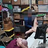 Tonåring tar sperma djupt i tight fitta