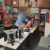 चोरी करने वाली हेजल मूर को ऑफिसर डोरियन ने नंगा किया और गहराई से तलाशी ली। क्या वह सौदा करके निकल जाएगी?