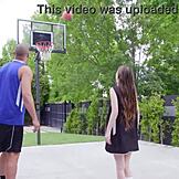 Pekná mladá dospelá Sia Wood jazdi na veľkom chuji Dannyho Mountaina v spálni