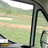 Süße schwarze College-Freundin nimmt großen Schwanz bei Outdoor-Abenteuer