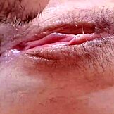 젊은 분출하는 덥수룩한 보지에 극한 클리토리스 핥아먹기