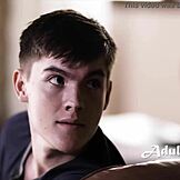 Mona fångar styvson stirra på hennes tajta kropp!