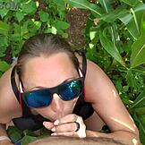 Nevlastná sestra dáva divoký POV blowjob v džungli s intenzívnym rukovaním