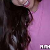 Строенето на крепости от възглавници става палаво със заварена сестра Вина Скай