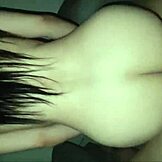 Бела курица са огромном гузом се несташно игра код куће са степ братићем