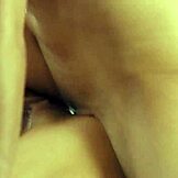 娇小18+棕发女同老板舔和自慰无毛阴部在内衣中