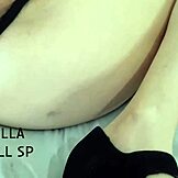 Veja ela gemer enquanto deslizo a banana fundo na bunda dela até ela gozar forte!