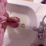 Wow, pisilés mindenhol a lábaimon pizsamában!