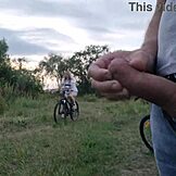 我在公共场合对着大胸金发美女自慰大鸡巴。