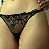 يا رفيقة ساخنة، أستطيع فرك كسك حتى تني في بنطالك؟