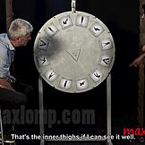 Ember, nézem ezt a fiatal 18+ csajt, ahogy keményen nádpálcázza a milfet