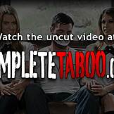 Ung i uniform bliver boret med intens handling