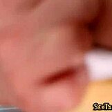 Todelliset lesbo-18+ tytöt imevät nännejä korkealla resoluutiolla reality-scenessä