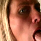 Essa loira MILF dona de casa adora gozo no rosto em compilações amadoras.