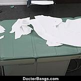 Teen 18+ sorprendida: doctor, ¿tienes que usar tu pene para el tratamiento? - Kyler Quinn Jessica Ryan - doctorbangs com