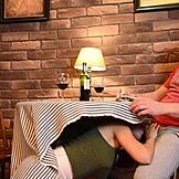 Eu vi a louca gostosa de 18+ chupar pau debaixo da mesa no café, gozando pra todo lado.