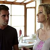 Milf cu sâni mari se bucură de futut adânc în fantezie