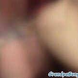 Amatør tenåring knullet av bestefar i bøyd over action 😜.