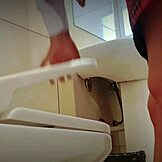 Omg ik betrapte haar aan het pissen buiten... harige concha op verborgen cam, wilde niet spioneren, sry!