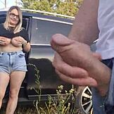 Ich hole meinen Schwanz am Strand raus, diese junge Frau schockiert und sieht zu, wie ich abspritze