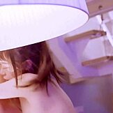 La mignonne Chinoise Yuli chevauche son copain à la maison